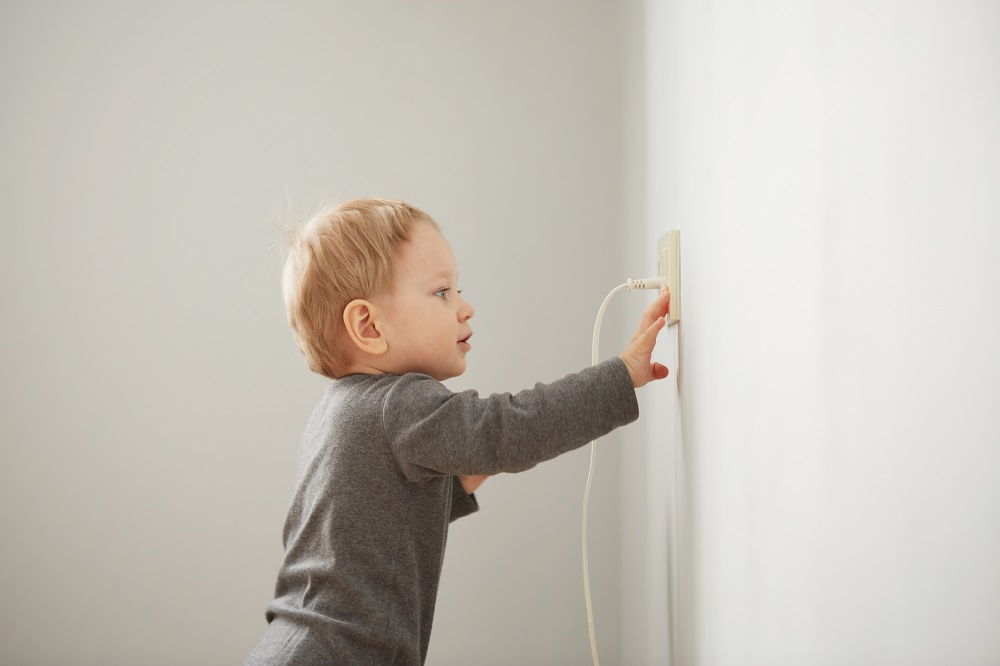 10 приспособлений, необходимых для безопасности ребенка в доме