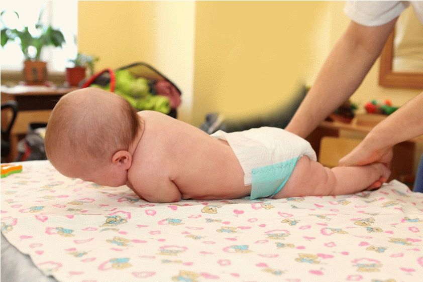 Во сколько месяцев ребенок начинает переворачиваться со спины на живот, с живота на спину: +3 видео