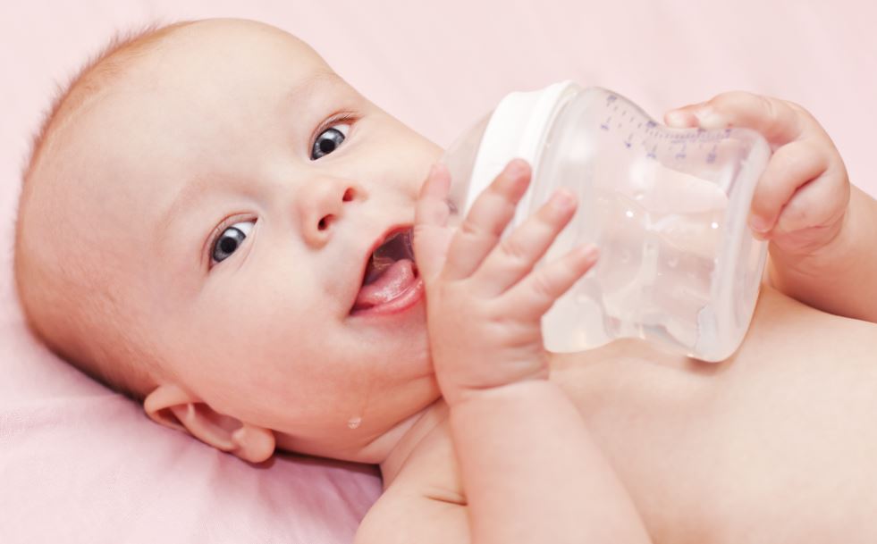 Можно ли новорожденному давать кипяченую воду, необходимо ребенку ли при грудном вскармливании и искусственном