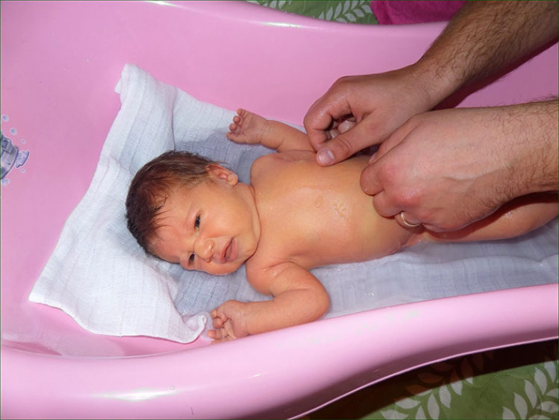 Купание новорожденного: как правильно купать грудничка первый раз дома, ванночка, температура воды для купания