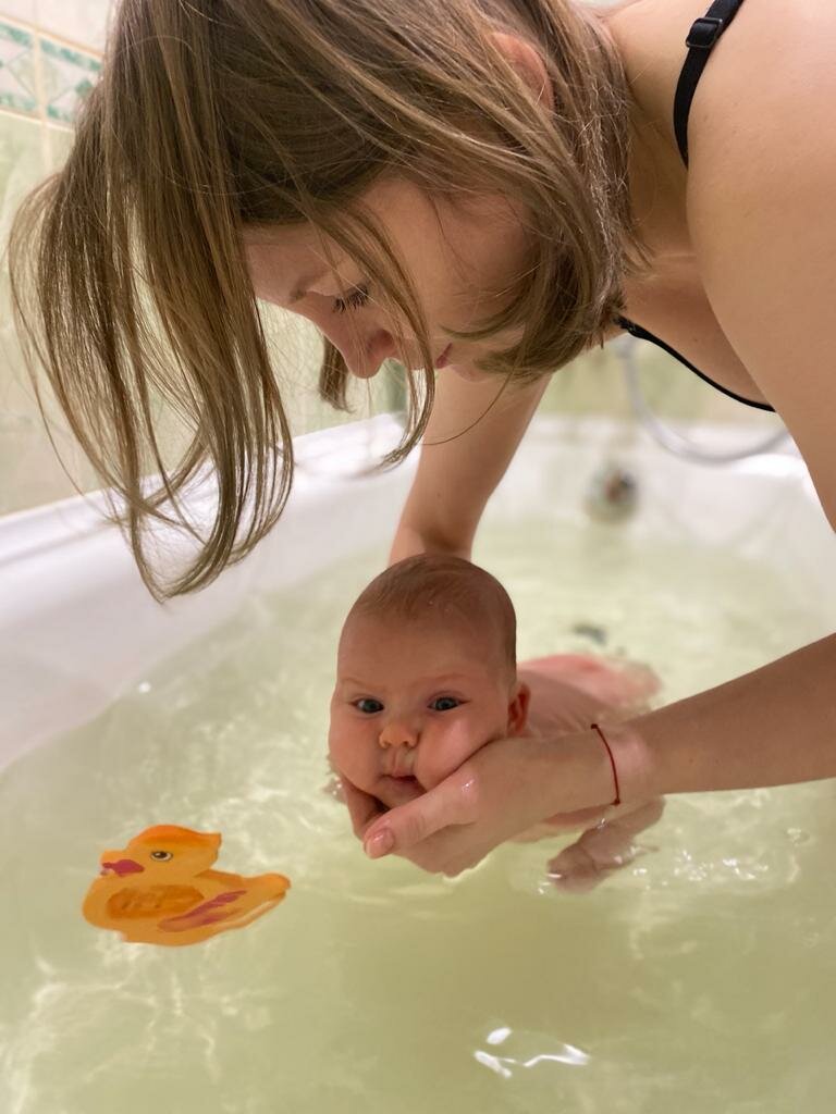 Купание новорожденного в большой ванне: правила купания, необходимые приспособления, инструкция по приготовлению ванны и рекомендации педиатров