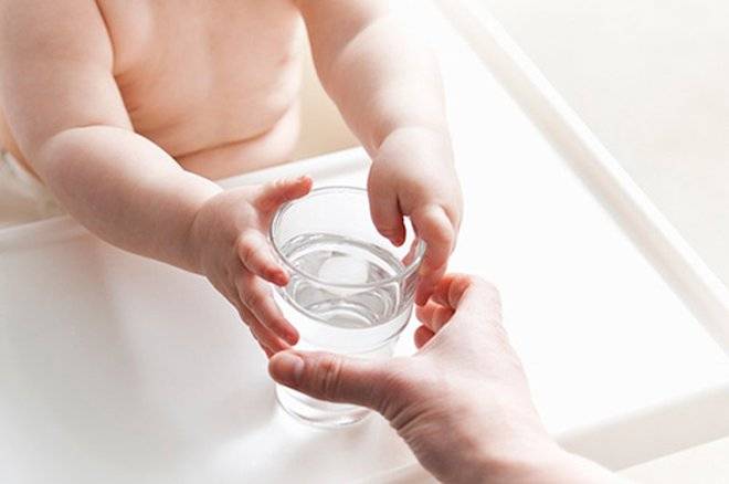 4 причины, по которым не стоит давать пить воду ребёнку до шестимесячного возраста