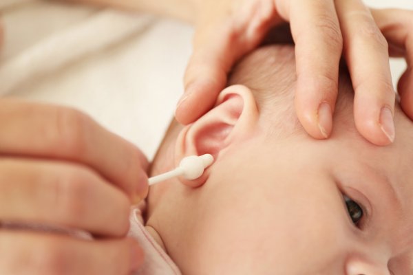 Как чистить уши грудному ребенку, и нужно ли