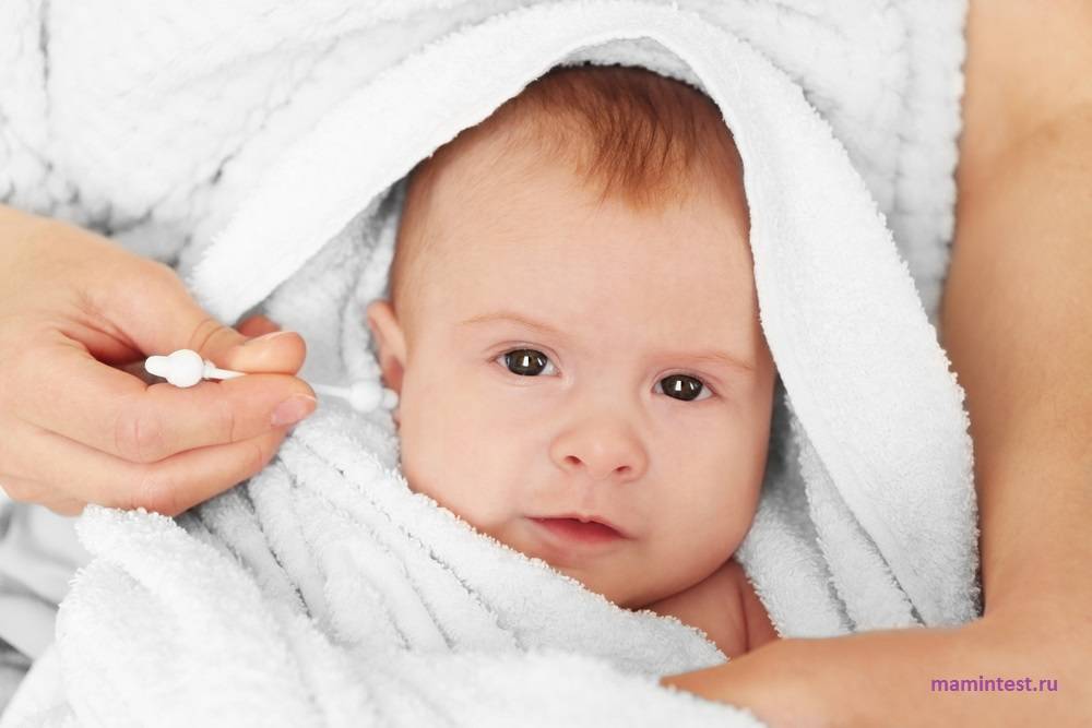 Как правильно чистить уши ребенку