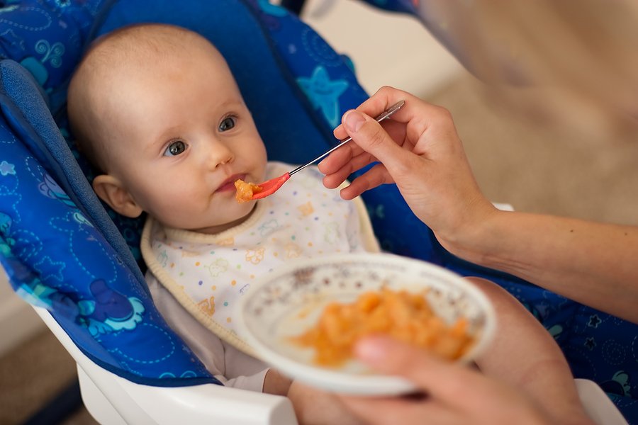 Почему ребёнок плохо ест прикорм и как наладить его аппетит?