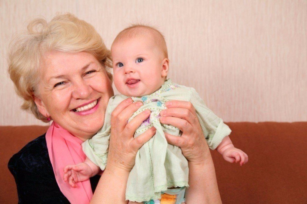 Кто останется с малышом: няня или бабушка?. полезная книга для мамы и папы