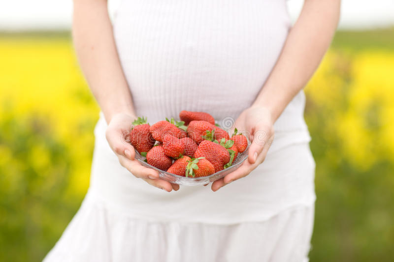 Можно ли есть клубнику во время беременности: мнение врачей