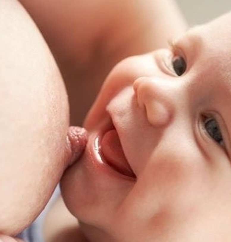 Ребенок прикусывает грудь