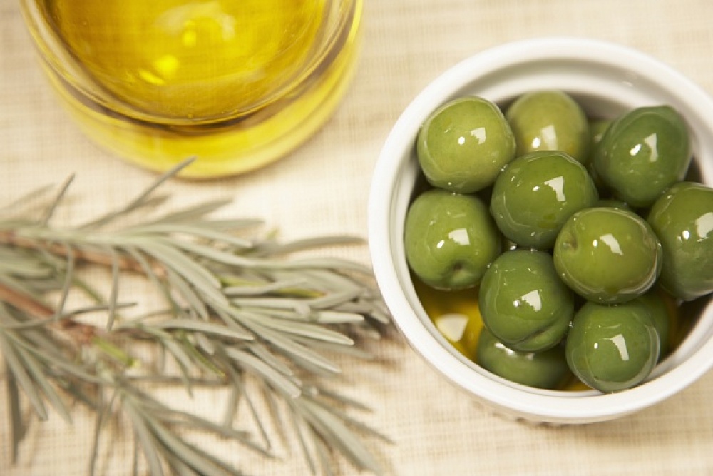 Консервированные оливки и маслины при беременности: польза или вред