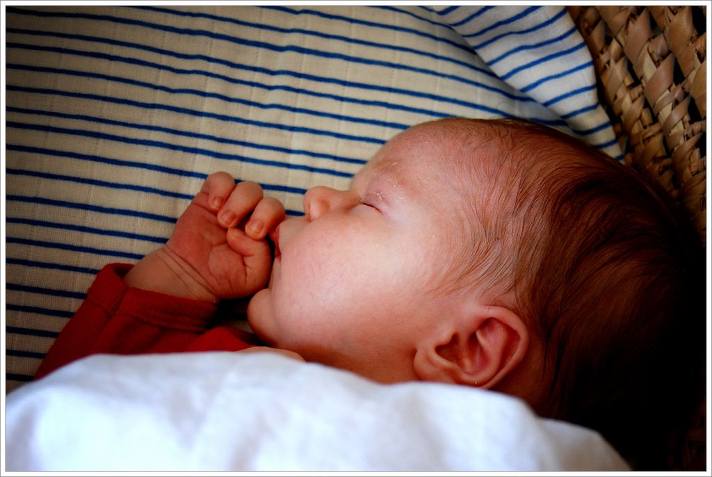Ребенок плохо спит ночью: беспокоен, часто просыпается, ворочается