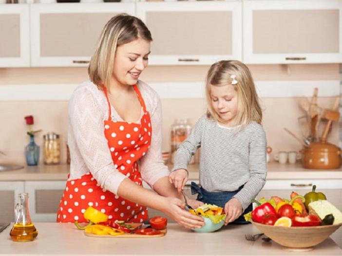 Чем занять годовалого ребенка на кухне, пока мама занята