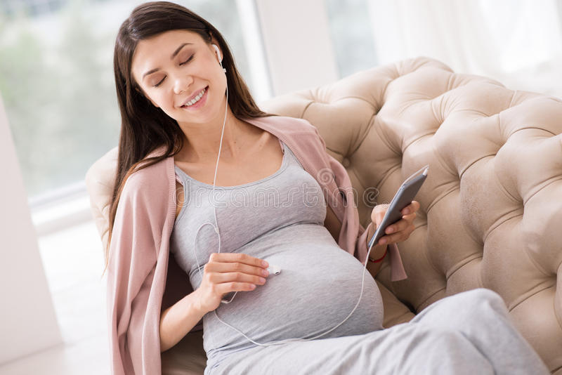 Музыка для беременных: что принесет пользу маме и малышу