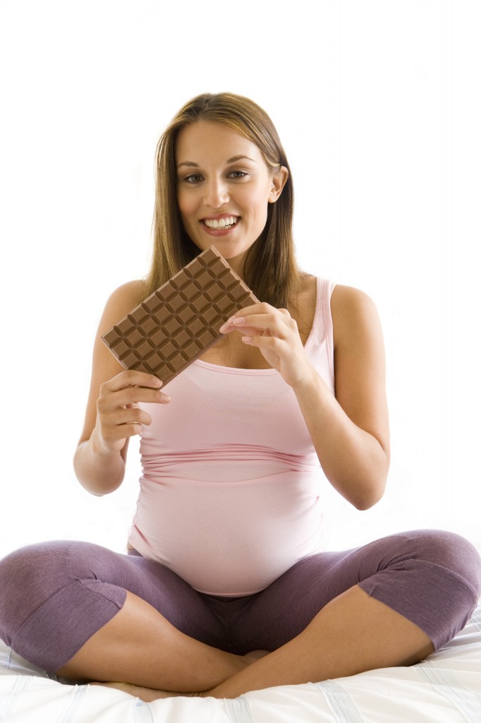 Можно ли беременным есть шоколад?