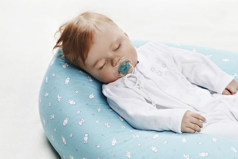 Детская ортопедическая подушка с углублением применение. необходима ли подушка новорождённому, и как правильно её выбрать? рассказывает детский невролог