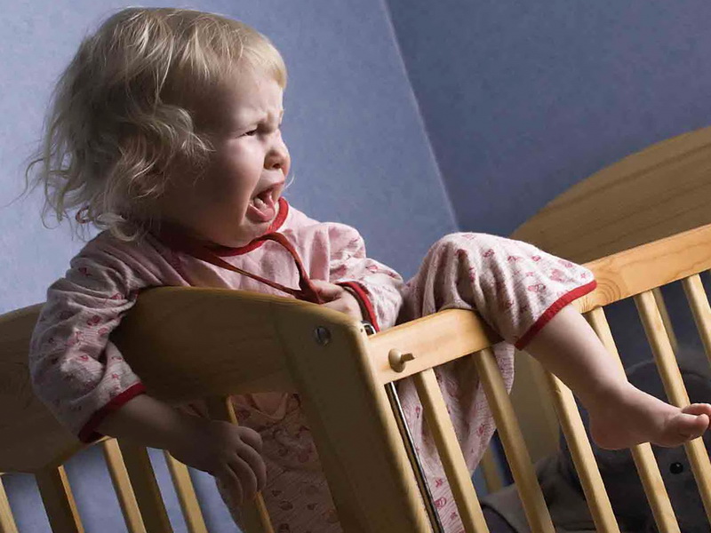 Что делать, если ребенок просыпается ночью с истерикой, причины? советы врача