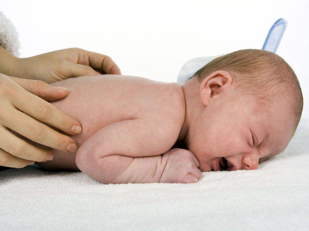 Колики у новорождённых: как помочь