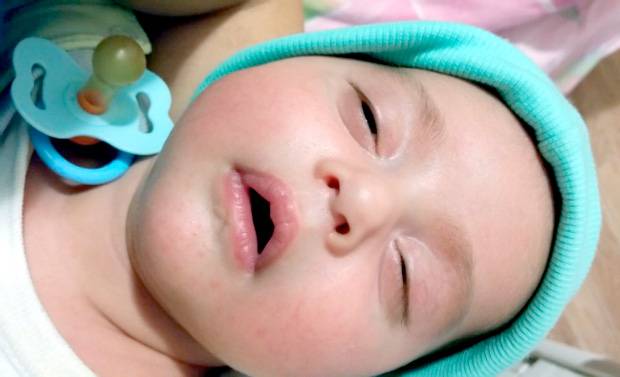 Новорожденный, засыпая, закатывает глаза: есть ли причины волноваться?
