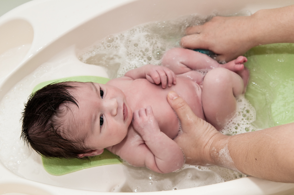 Как правильно купать новорожденного. первое купание ребенка