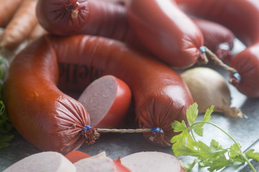 Сосиски и варёная колбаса при грудном вскармливании: можно ли есть кормящим мамам, особенности употребления