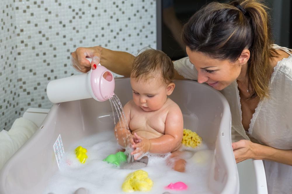 Как правильно купать новорожденного ребенка в ванночке