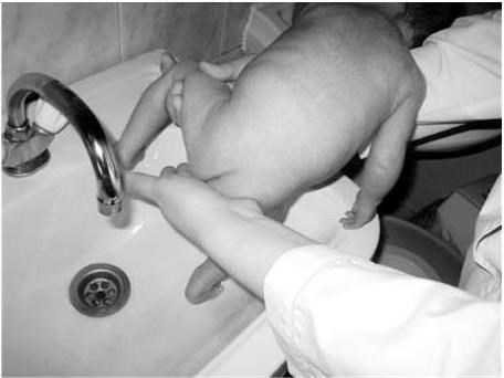 Как подмывать новорожденного — девочку? все об интимной гигиене новорождённых девочек: как, чем и когда подмывать малышку