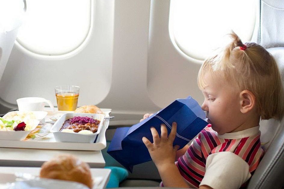 Дети на борту самолета. Самолет для детей. Путешествие на самолете для детей. Маленькие дети в самолете. Подарки детям в самолет.