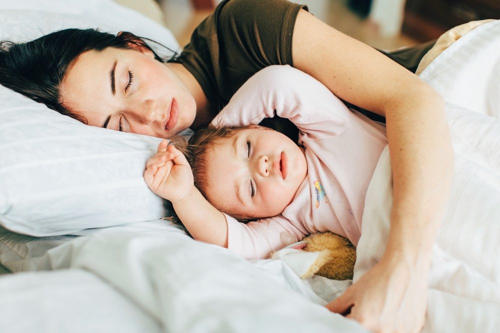 Как отучить ребенка спать на руках