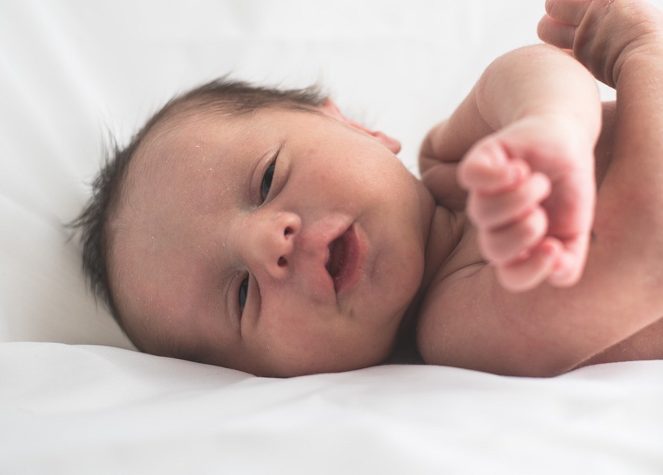 Почему новорожденный ребенок синеет после родов. синеет носогубный треугольник у грудничка: что делать и с чем это связано? заболевание органов дыхания