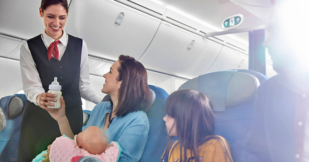 Как лететь с грудным ребенком в самолете: что взять в салон, документы, питание, правила перелетов в 2019 году с младенцем