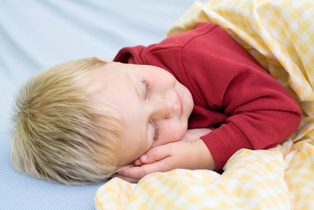 Почему новорожденные и груднички спят с открытыми глазами 2021