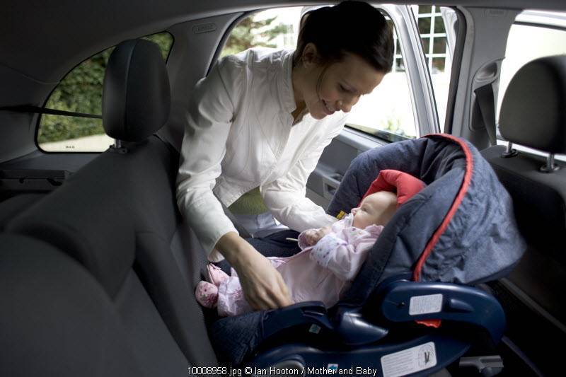 Как перевезти новорожденного малыша из роддома в автомобиле