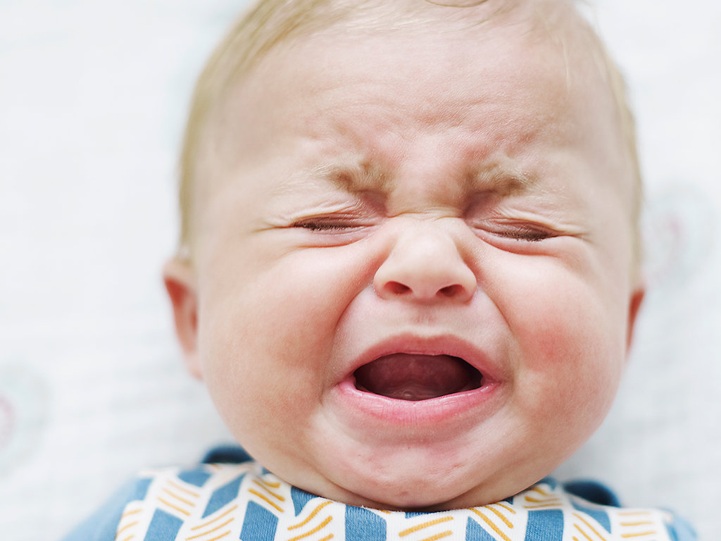 Как понять причины плача новорожденного ребенка