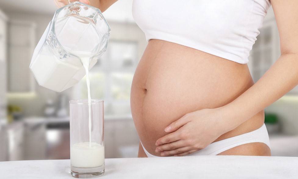 Когда появляется молоко или молозиво у беременных, на каком месяце до родов ждать появления