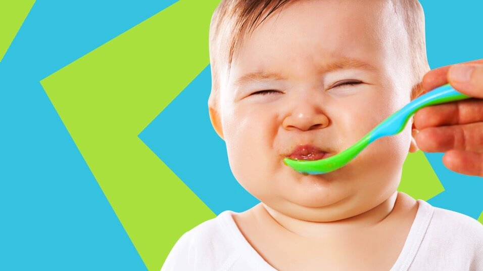 Ребенок плюется едой: почему и что делать