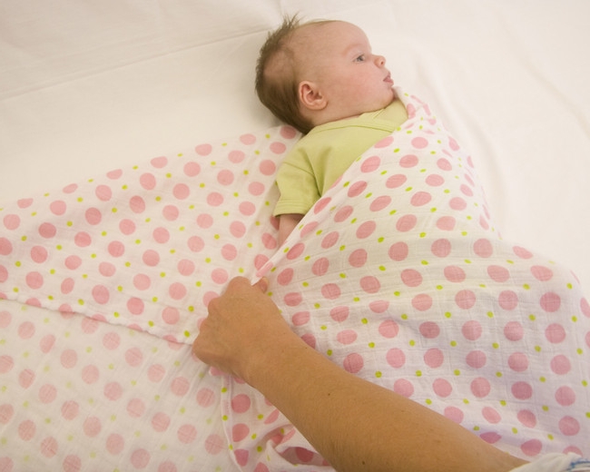 Ползунки или пеленки: что лучше - пеленать или одевать новорожденного?