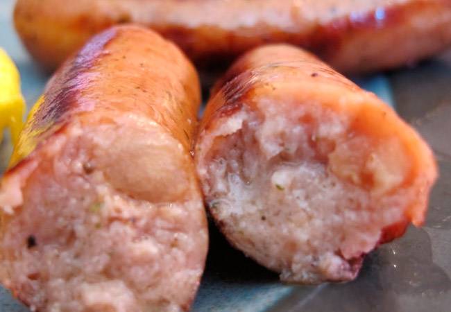 Сосиски и варёная колбаса при грудном вскармливании: можно ли есть кормящим мамам, особенности употребления