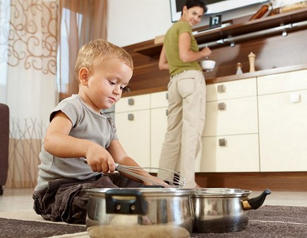Ребенок до года на кухне и в ванной: правила безопасности