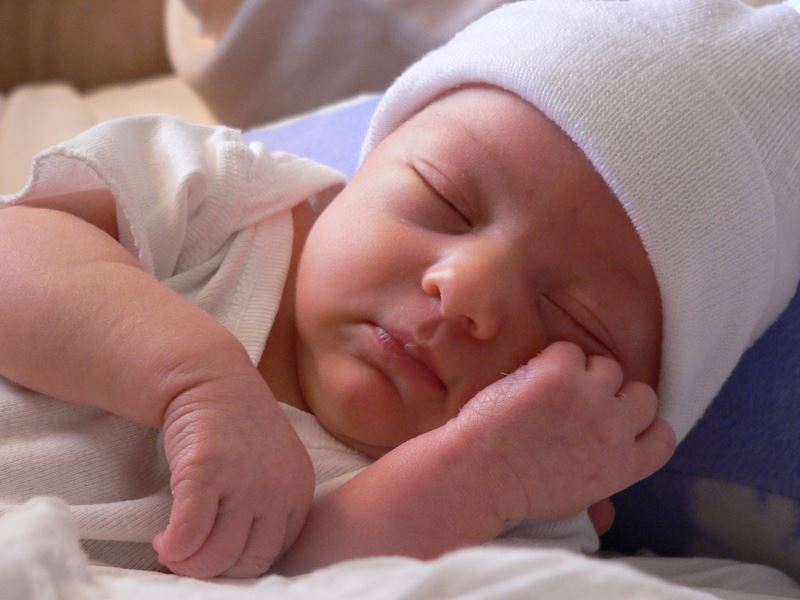 Ребенок в 2 месяца не спит днем: нормы сна и бодрствования, как наладить режим младенца, рекомендации педиатров