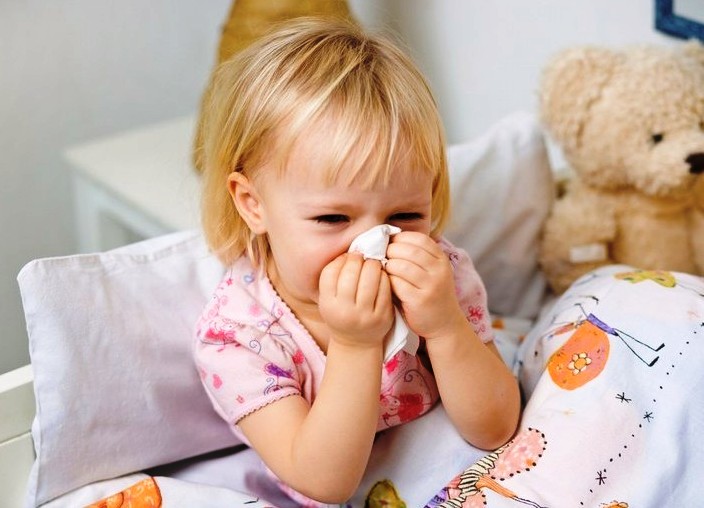 Простуда у ребенка: признаки и симптомы | что делать при первых признаках простуды у детей| ринза®