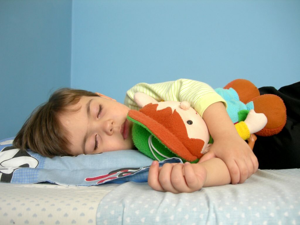 Как приучить ребенка спать отдельно от родителей. советы психологов и педиатров