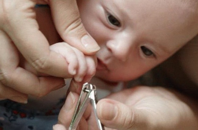 Как подстричь ногти  ребенку на руках и ногах? что делать если ребенок боится стричь ногти