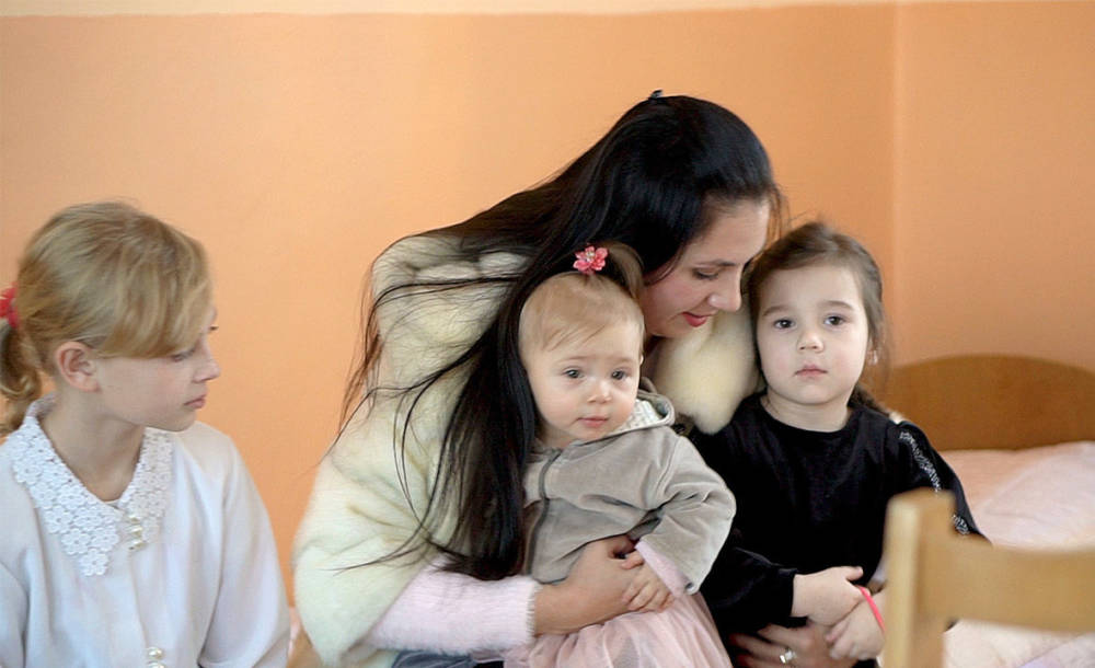 «будто взяли в заложники»: многодетную мать заставили отдать детей в социальный центр из-за беспорядка в квартире
