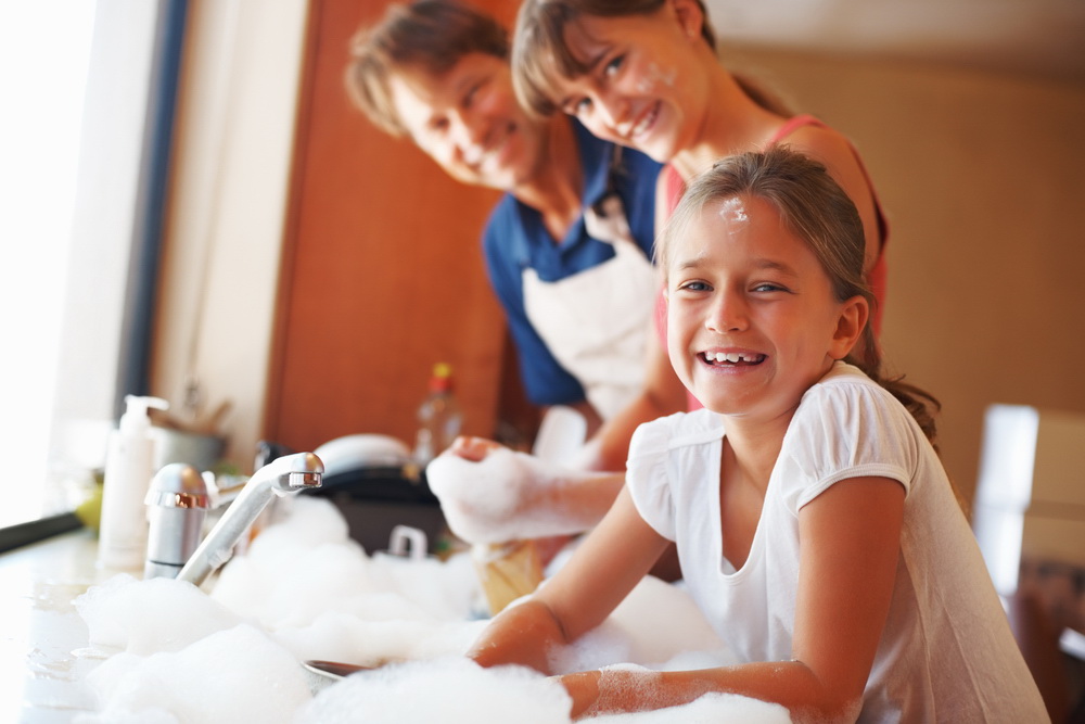 Семья моет посуду. Дети помогают родителям. Помогать маме по дому. Уборка всей семьей. Помогать родителям.