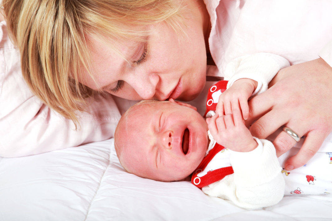 Как успокоить плачущего младенца - причины, диагностика и лечение