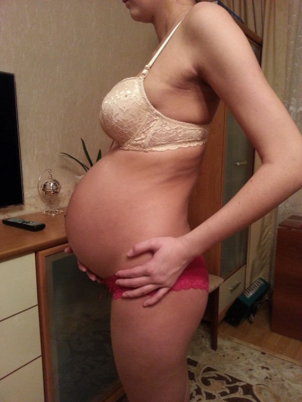 Вторая беременность 39. Живот на 38 неделе беременности. Животик на 9 месяце. Беременный живот 9 месяцев. Живот беременной на 9 месяце.