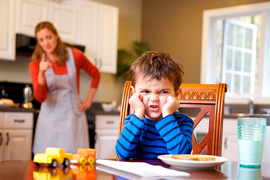 Что делать, если ребенок 4—5 лет не слушается своих родителей и закатывает истерики