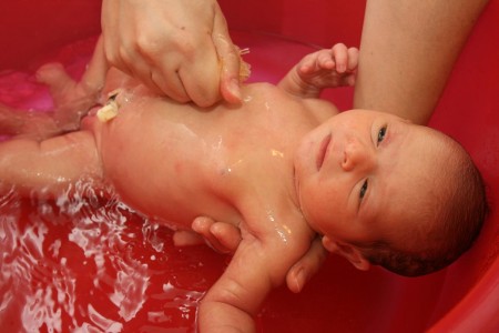 Как развести марганцовку для купания новорожденного, сколько нужно добавлять, чтобы купать