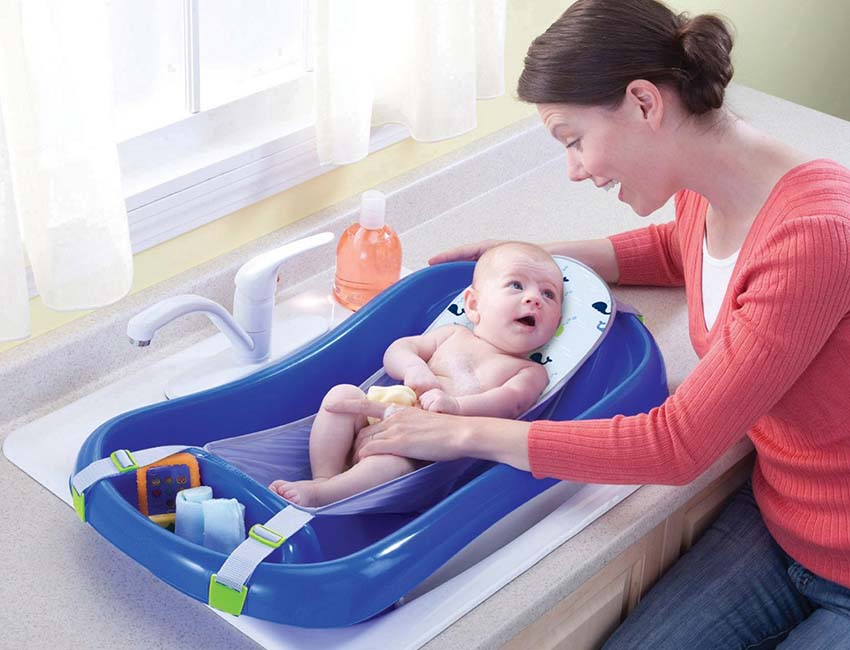 Подставка под ванночку для новорожденного: зачем она нужна для детского купания и какие критерии выбора приспособления для младенцев существуют?