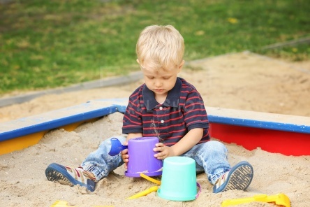 Мой ребенок обсыпает других песком и дерется: что мне делать? детская площадка: правила поведения для родителей • фаза роста