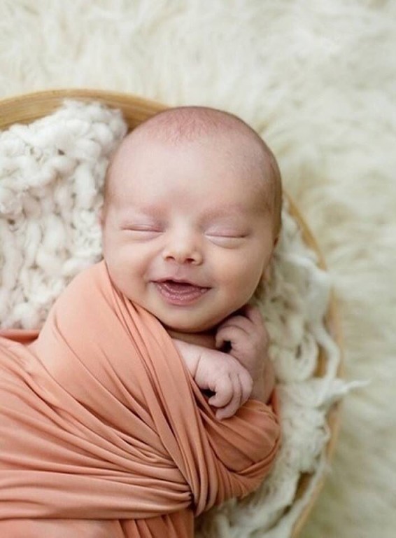 Когда ребенок начинает агукать и улыбаться: возрастные нормы для новорожденных